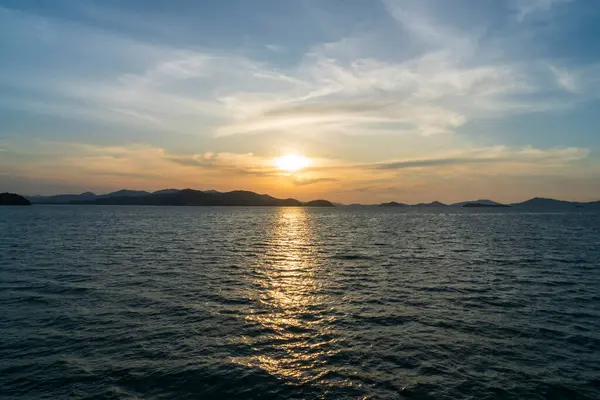 Phuket sahilinde gün batımı Tayland 'da Ao Phang Nga Ulusal Parkı yakınlarında.