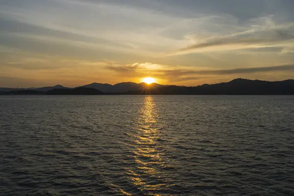 Phuket sahilinde gün batımı Tayland 'da Ao Phang Nga Ulusal Parkı yakınlarında.