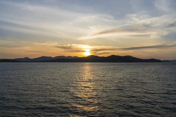 Phuket sahilinde gün batımı Tayland 'da Ao Phang Nga Ulusal Parkı yakınlarında.
