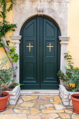 Yunanistan 'ın Korfu adasındaki Paleokastritsa köyündeki manastır kapıları