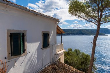 Yunanistan 'ın Korfu adasındaki Paleokastritsa köyündeki Eski Yunan Tavernası