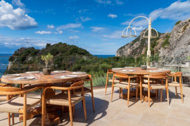 Yunanistan 'ın Korfu adasındaki Paleokastritsa köyünün en iyi manzarası, manastır yakınlarındaki bir restoranın masasından.