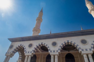 Al-Farooq-Omar-Bin-Khattab-Dubai Camii 8700 metrekare.