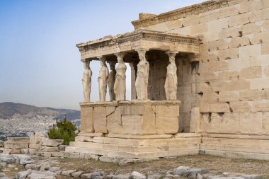 Süvariler Atina 'nın kızlarıdır ve Akropolis' teki Echtheion tapınağını desteklemektedirler.