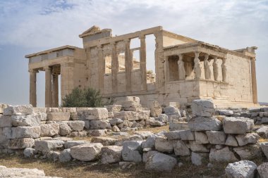 Atina 'daki Akropol Kutsal Kayası Athena' ya adanmıştır.