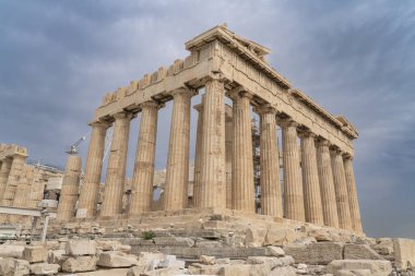 Atina 'daki Akropol Kutsal Kayası Athena' ya adanmıştır.
