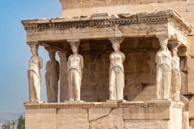 Süvariler Atina 'nın kızlarıdır ve Akropolis' teki Echtheion tapınağını desteklemektedirler.