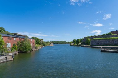 Finlandiya 'nın Helsinki kentindeki Suomenlinna Deniz Kalesi' nde bir bina