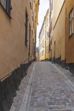 İsveç 'in Stockholm' deki Gamla Stan şehrinde eski bir patika.