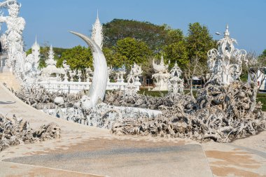 Beyaz Tapınak, Wat Rong Khun olarak da bilinir, tamamen beyazdır ve eşsiz bir tek yönlü erişim sistemine sahiptir. Bu tapınağa yaklaştığınızda, sizi tüm yapıya götürecek tek bir giriş ve yol bulacaksınız.