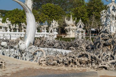 Beyaz Tapınak, Wat Rong Khun olarak da bilinir, tamamen beyazdır ve eşsiz bir tek yönlü erişim sistemine sahiptir. Bu tapınağa yaklaştığınızda, sizi tüm yapıya götürecek tek bir giriş ve yol bulacaksınız.