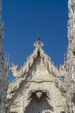 Beyaz Tapınak, Wat Rong Khun olarak da bilinir, tamamen beyazdır ve eşsiz bir tek yönlü erişim sistemine sahiptir. Bu tapınağa yaklaştığınızda, sizi tüm yapıya götürecek tek bir giriş ve yol bulacaksınız.