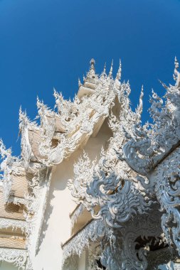 Beyaz Tapınak, Wat Rong Khun olarak da bilinir, tamamen beyazdır ve eşsiz bir tek yönlü erişim sistemine sahiptir. Bu tapınağa yaklaştığınızda, sizi tüm yapıya götürecek tek bir giriş ve yol bulacaksınız.