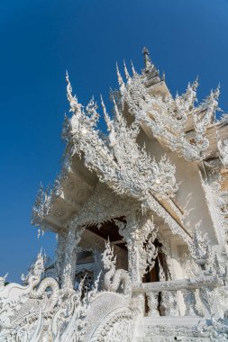Beyaz Tapınak, Wat Rong Khun olarak da bilinir, tamamen beyazdır ve eşsiz bir tek yönlü erişim sistemine sahiptir. Bu tapınağa yaklaştığınızda, sizi tüm yapıya götürecek tek bir giriş ve yol bulacaksınız.
