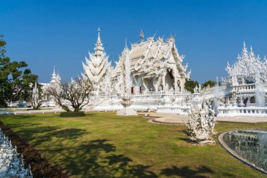 Beyaz Tapınak, Wat Rong Khun olarak da bilinir, tamamen beyazdır ve eşsiz bir tek yönlü erişim sistemine sahiptir. Bu tapınağa yaklaştığınızda, sizi tüm yapıya götürecek tek bir giriş ve yol bulacaksınız.
