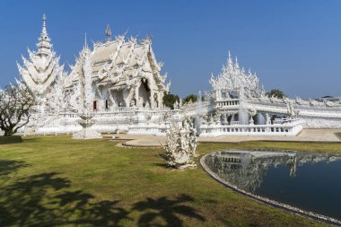 Beyaz Tapınak, Wat Rong Khun olarak da bilinir, tamamen beyazdır ve eşsiz bir tek yönlü erişim sistemine sahiptir. Bu tapınağa yaklaştığınızda, sizi tüm yapıya götürecek tek bir giriş ve yol bulacaksınız.