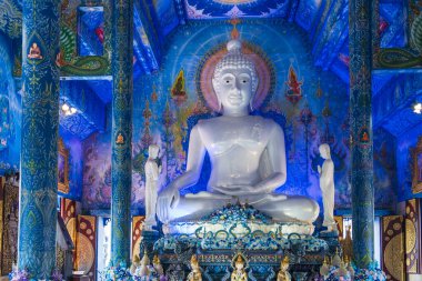 Mavi Tapınak, ya da Wat Rong Suea Ten, dışarıda mavi ve altın renginde parlayan ve Lanna 'nın geleneksel mimarisi ile iç mimarisine sahip çarpıcı bir tapınaktır. Mavi Tapınak olarak bilinmesine rağmen, bu tapınak ağırlıklı olarak altındır.