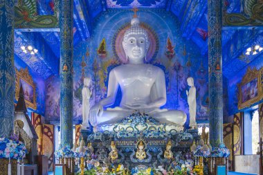 Mavi Tapınak, ya da Wat Rong Suea Ten, dışarıda mavi ve altın renginde parlayan ve Lanna 'nın geleneksel mimarisi ile iç mimarisine sahip çarpıcı bir tapınaktır. Mavi Tapınak olarak bilinmesine rağmen, bu tapınak ağırlıklı olarak altındır.