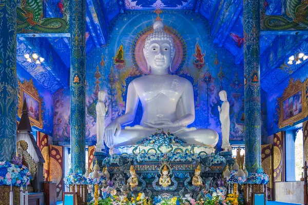 Mavi Tapınak, ya da Wat Rong Suea Ten, dışarıda mavi ve altın renginde parlayan ve Lanna 'nın geleneksel mimarisi ile iç mimarisine sahip çarpıcı bir tapınaktır. Mavi Tapınak olarak bilinmesine rağmen, bu tapınak ağırlıklı olarak altındır.