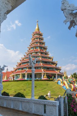 Wat Huay Pla Kang, ya da 9 katlı tapınak, 100 metre yüksekliğindeki dev beyaz Buda 'sı ile tanınan çarpıcı bir tapınaktır. Buda 'yı tapınağa ulaşmadan çok önce fark edeceksin. Ufuk çizgisine çok uzaktan bakacaksın.
