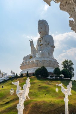 Wat Huay Pla Kang, ya da 9 katlı tapınak, 100 metre yüksekliğindeki dev beyaz Buda 'sı ile tanınan çarpıcı bir tapınaktır. Buda 'yı tapınağa ulaşmadan çok önce fark edeceksin. Ufuk çizgisine çok uzaktan bakacaksın.