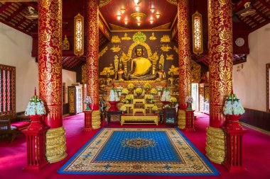 Wat Phra Kaew, ikonik Lanna tarzı mimari ile spor yapan ve aynı zamanda bir müze sunan, yükselen ağaçlar ve yerel bitki yaşamı arasında yer alan bir atmosferik tapınaktır. Tapınakta kırmızı ve altın renginde, kanepeye yerleştirilmiş karmaşık tasarımlar var.