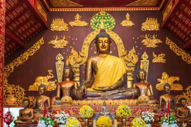 Wat Phra Kaew, ikonik Lanna tarzı mimari ile spor yapan ve aynı zamanda bir müze sunan, yükselen ağaçlar ve yerel bitki yaşamı arasında yer alan bir atmosferik tapınaktır. Tapınakta kırmızı ve altın renginde, kanepeye yerleştirilmiş karmaşık tasarımlar var.