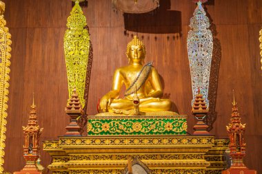 Wat Phra Kaew, ikonik Lanna tarzı mimari ile spor yapan ve aynı zamanda bir müze sunan, yükselen ağaçlar ve yerel bitki yaşamı arasında yer alan bir atmosferik tapınaktır. Tapınakta kırmızı ve altın renginde, kanepeye yerleştirilmiş karmaşık tasarımlar var.