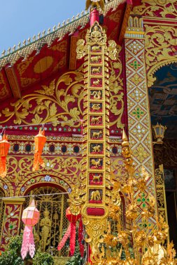 Wat Jed Yod özellikle rahatlatıcı ve sakin bir tapınak. Sadece sakin tasarımı ve çevresi sayesinde değil, aynı zamanda yoğun yaya trafiğinin azlığı sayesinde..