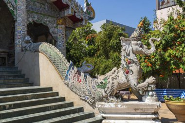 Wat Mung Muang sadece benzersiz tasarımı için değil aynı zamanda 2. Dünya Savaşı sırasında burada meydana gelen sözde mucizeden dolayı sembolik bir tapınaktır. Savaş sırasında, Chiang Rai vilayeti şehri yerle bir eden birkaç bombardıman saldırısına uğradı.