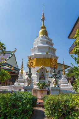 Wat Mung Muang sadece benzersiz tasarımı için değil aynı zamanda 2. Dünya Savaşı sırasında burada meydana gelen sözde mucizeden dolayı sembolik bir tapınaktır. Savaş sırasında, Chiang Rai vilayeti şehri yerle bir eden birkaç bombardıman saldırısına uğradı.