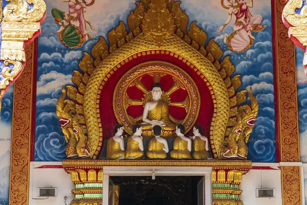 Wat Sri Kerd, Chiang Rai 'de uğurlu bir ismi ve yeri olan antik bir tapınaktır. Bu tapınağın tarihi hala belirsiz; ancak, muhtemelen 1440 yılında inşa edilmiştir.