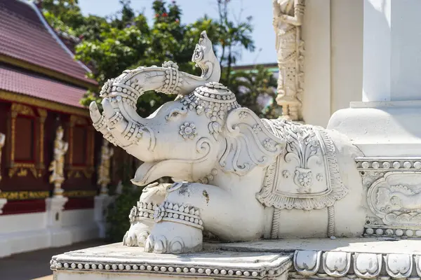 Wat Mung Muang sadece benzersiz tasarımı için değil aynı zamanda 2. Dünya Savaşı sırasında burada meydana gelen sözde mucizeden dolayı sembolik bir tapınaktır. Savaş sırasında, Chiang Rai vilayeti şehri yerle bir eden birkaç bombardıman saldırısına uğradı.