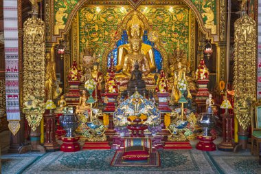 Wat Mung Muang sadece benzersiz tasarımı için değil aynı zamanda 2. Dünya Savaşı sırasında burada meydana gelen sözde mucizeden dolayı sembolik bir tapınaktır. Savaş sırasında, Chiang Rai vilayeti şehri yerle bir eden birkaç bombardıman saldırısına uğradı.