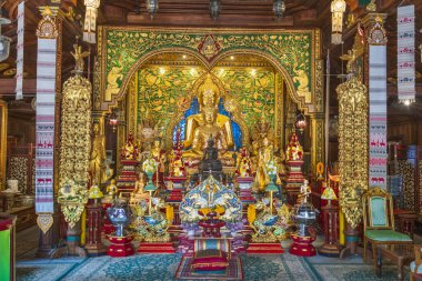 Wat Mung Muang sadece benzersiz tasarımı için değil aynı zamanda 2. Dünya Savaşı sırasında burada meydana gelen sözde mucizeden dolayı sembolik bir tapınaktır. Savaş sırasında, Chiang Rai vilayeti şehri yerle bir eden birkaç bombardıman saldırısına uğradı.