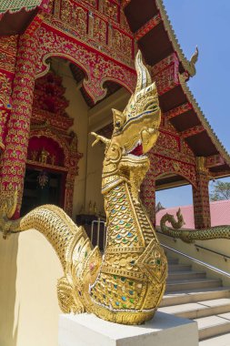 Wat Phra Doi Chom Tangası, şehrin en eski tapınaklarından biri olmasına rağmen ilk bakışta oldukça mütevazı olan eski bir tapınaktır. Yerel efsanelere göre, bu tapınak şehirden daha uzun süredir var.