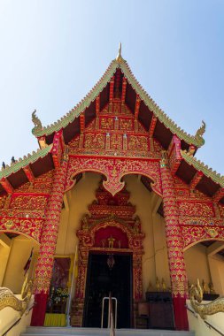 Wat Phra Doi Chom Tangası, şehrin en eski tapınaklarından biri olmasına rağmen ilk bakışta oldukça mütevazı olan eski bir tapınaktır. Yerel efsanelere göre, bu tapınak şehirden daha uzun süredir var.