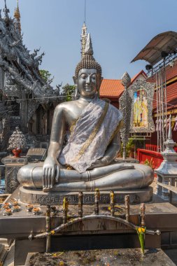 Orijinal Sri Suphan 16. yüzyıla dayanıyor ama yerine 2010 'larda eski tapınağın yıkılmasıyla gümüş, gümüş ve alüminyum bir tapınak konmuş..