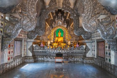 Orijinal Sri Suphan 16. yüzyıla dayanıyor ama yerine 2010 'larda eski tapınağın yıkılmasıyla gümüş, gümüş ve alüminyum bir tapınak konmuş..