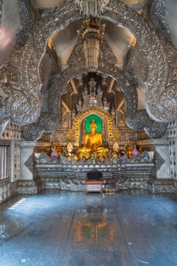 Orijinal Sri Suphan 16. yüzyıla dayanıyor ama yerine 2010 'larda eski tapınağın yıkılmasıyla gümüş, gümüş ve alüminyum bir tapınak konmuş..