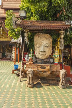 Wat Chedlin olarak da bilinen Chiang Mai 'deki Wat Jetlin, huzurlu ve yürüyebileceğiniz çok güzel ve renkli bir iskelesi var. Rıhtım köprüsü, balıkların da beslenebileceği terasları olan büyük bir gölet üzerindedir..