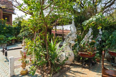 Wat Chedlin olarak da bilinen Chiang Mai 'deki Wat Jetlin, huzurlu ve yürüyebileceğiniz çok güzel ve renkli bir iskelesi var. Rıhtım köprüsü, balıkların da beslenebileceği terasları olan büyük bir gölet üzerindedir..