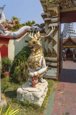 Wat Muen Tum, büyük bir giriş ve görkemli Lanna tarzı (salon) ile diğer ünlü tapınaklardan daha sessiz ve rahat bir şekilde içeri girebilir.