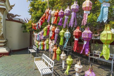 Wat Muen Tum, büyük bir giriş ve görkemli Lanna tarzı (salon) ile diğer ünlü tapınaklardan daha sessiz ve rahat bir şekilde içeri girebilir.