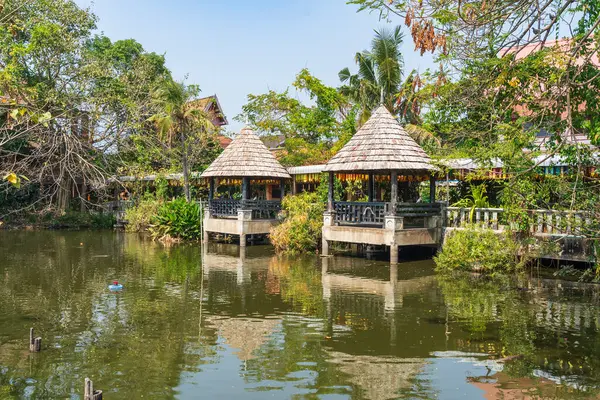 Wat Chedlin olarak da bilinen Chiang Mai 'deki Wat Jetlin, huzurlu ve yürüyebileceğiniz çok güzel ve renkli bir iskelesi var. Rıhtım köprüsü, balıkların da beslenebileceği terasları olan büyük bir gölet üzerindedir..