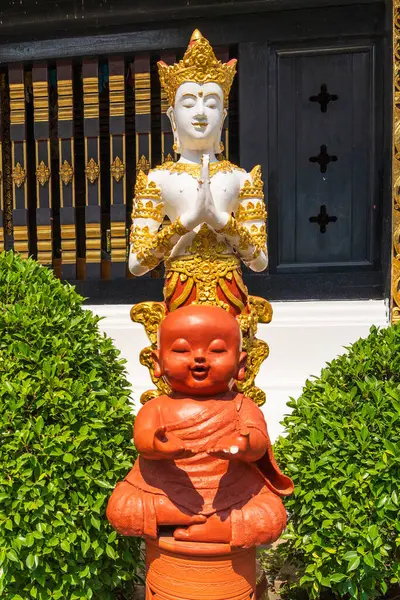 Wat Inthakhin Sadue Muang, 3 Krallar Anıtı Meydanı 'na yakın küçük bir tapınak. İnanılmaz bir viharn (tapınak salonu), bölgede yaşayan keşişler için bir çift çedi ve konaklama yeri ile küçük bir alana çok şey koyar..