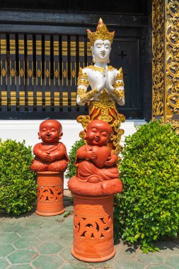 Wat Inthakhin Sadue Muang, 3 Krallar Anıtı Meydanı 'na yakın küçük bir tapınak. İnanılmaz bir viharn (tapınak salonu), bölgede yaşayan keşişler için bir çift çedi ve konaklama yeri ile küçük bir alana çok şey koyar..