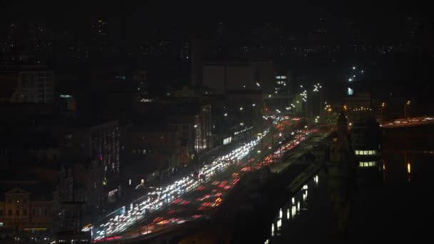 戒厳令下のキエフでの夜の交通の時間経過 — ストック動画