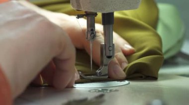 Terzi dikiş makinesiyle çok tutkulu çalışıyor. Tekstil fabrikasında terzilik.