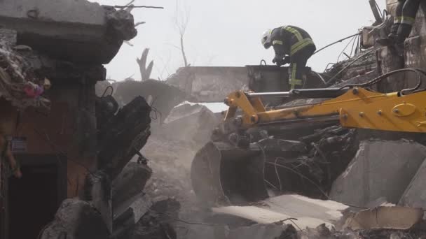 一群救援人员拆除了被毁房屋的瓦砾 — 图库视频影像